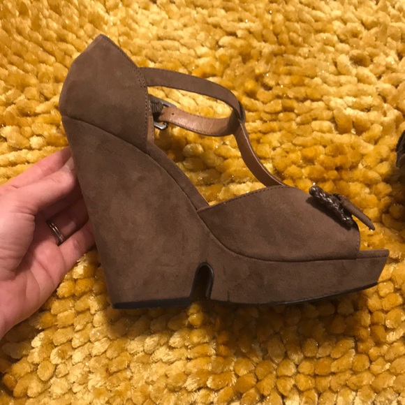 Platform T-Strap Bow Heels - Picture 3 of 7